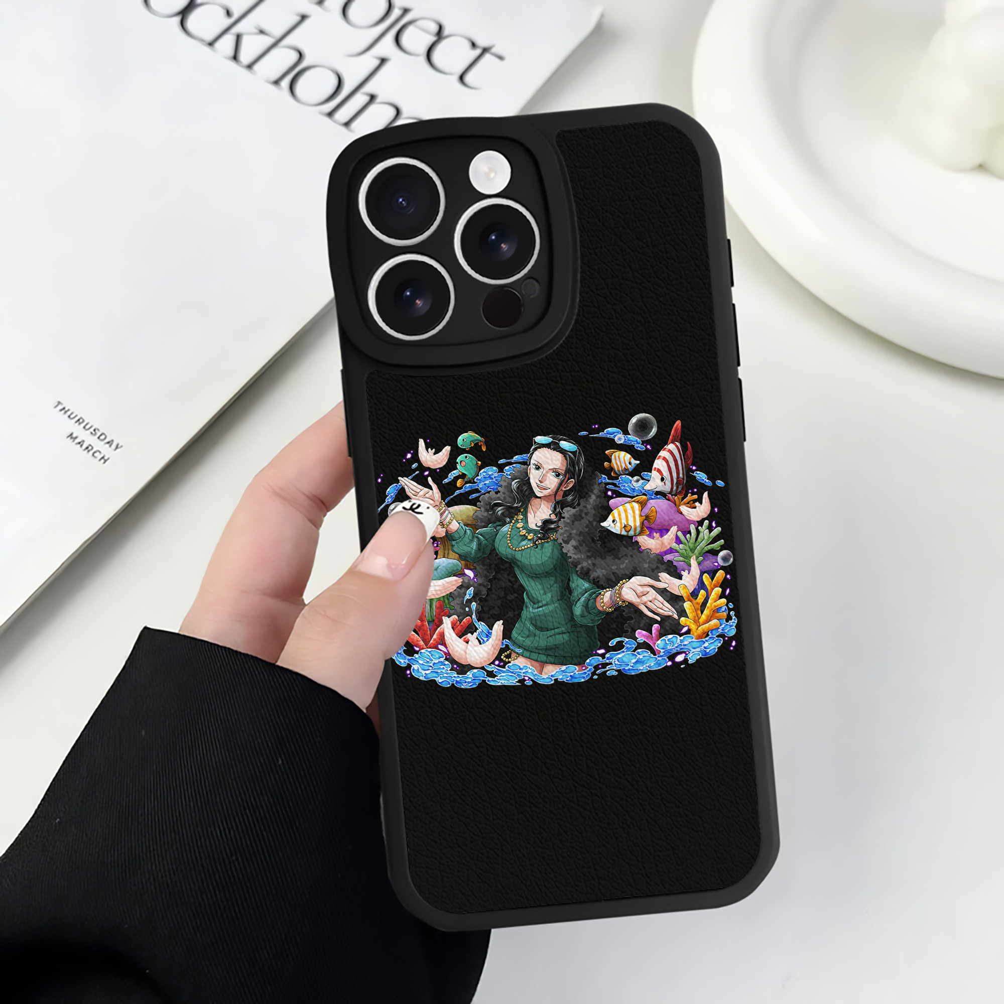 （画像用） ワンピース ニコ・ロビン ONE PIECE Nico Robin 【iPhone 16シリーズ対応】シリコンスマホケース（レザー調） 材質：シリコン